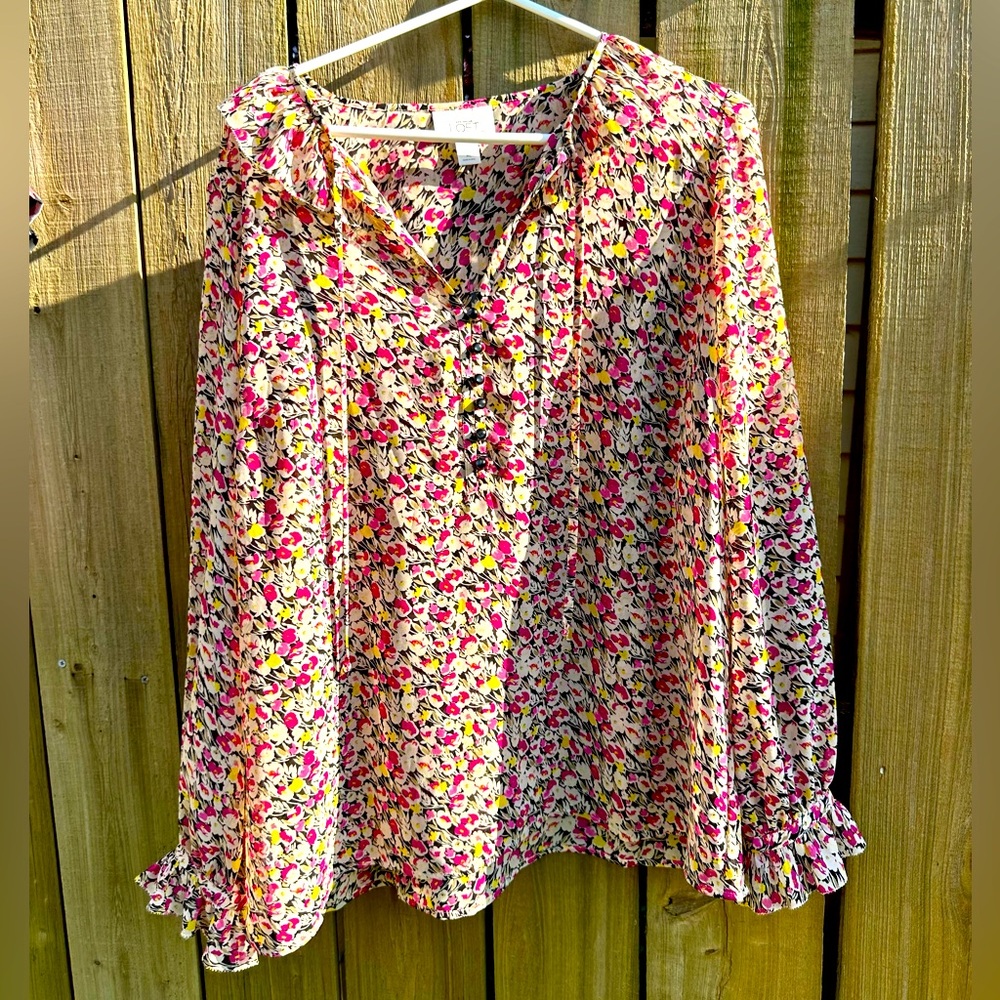 Ann Taylor LOFT women’s lovely dress blouse, with pearlized shank buttons- XL
